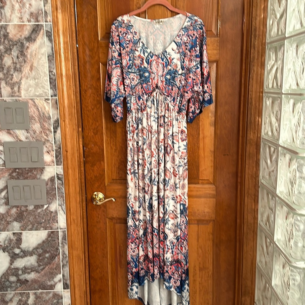 Beautiful short sleeve dress with drawstring waist.💙🤍